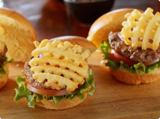 Les Frites Gaufrées Croustillantes sur Petits Pains